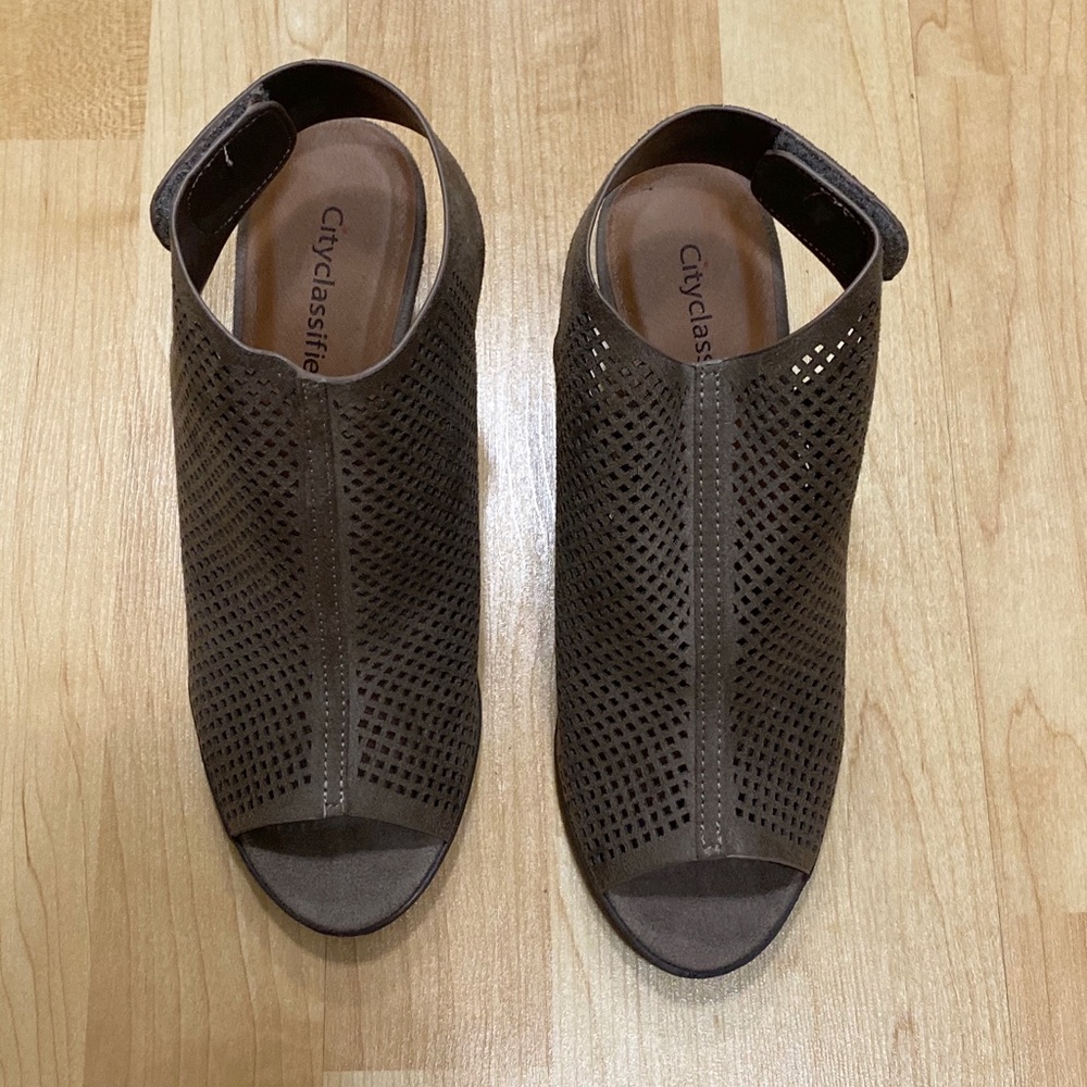 Women’s Block Heel Peep Toe Shoe - size 8